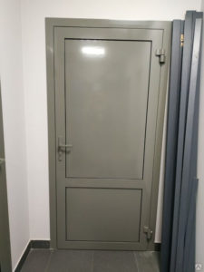Серая алюминиевая дверь GFTD706